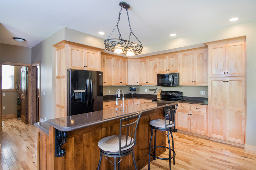 Example of a transitional kitchen design in Columbus