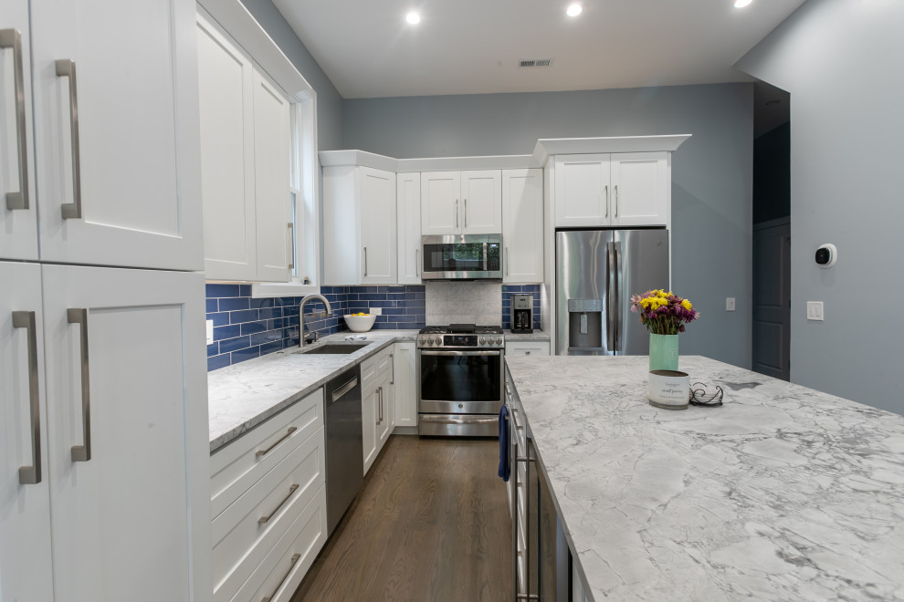 Kitchen - transitional kitchen idea in Chicago