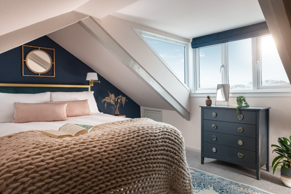 Ejemplo de dormitorio principal clásico pequeño sin chimenea con paredes azules, moqueta, suelo gris y vigas vistas
