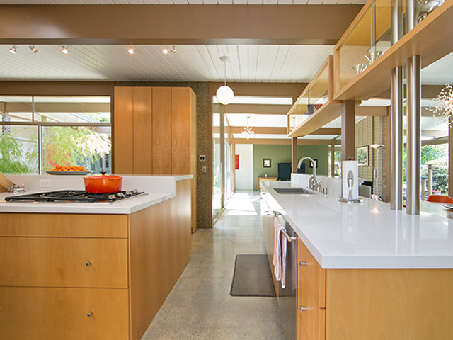 Idee per una grande cucina minimalista con ante lisce, ante in legno chiaro, elettrodomestici in acciaio inossidabile e pavimento in travertino