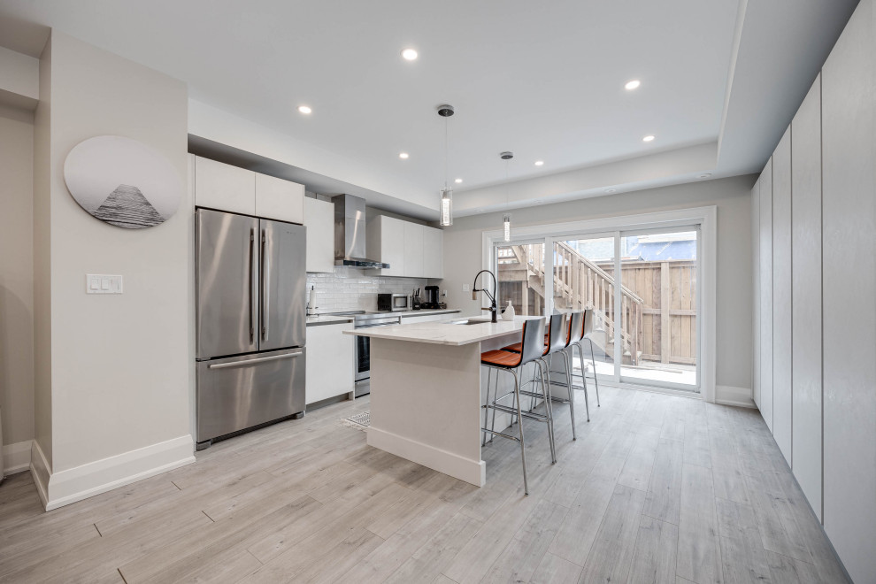 Kitchen - eclectic kitchen idea in Toronto