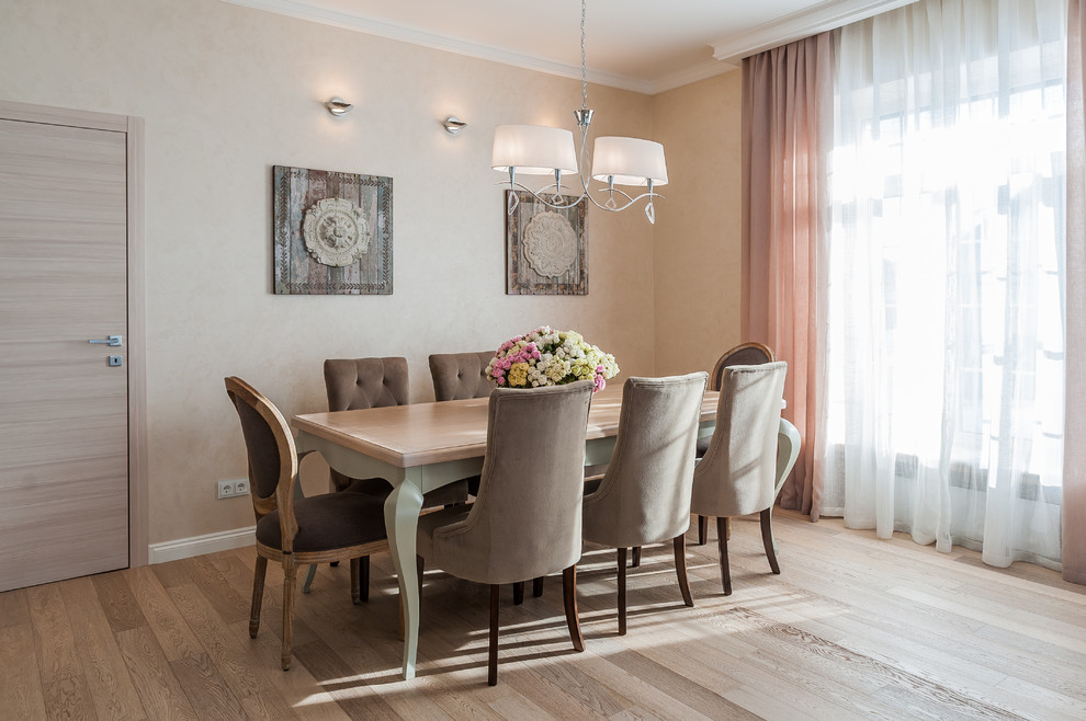 Загородный дом с розовой столовой