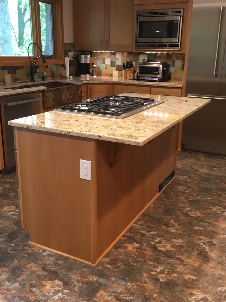 Example of a transitional kitchen design in Detroit