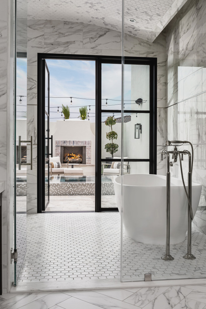 Immagine di una stanza da bagno padronale tradizionale di medie dimensioni con vasca freestanding, zona vasca/doccia separata, pavimento in gres porcellanato e doccia aperta