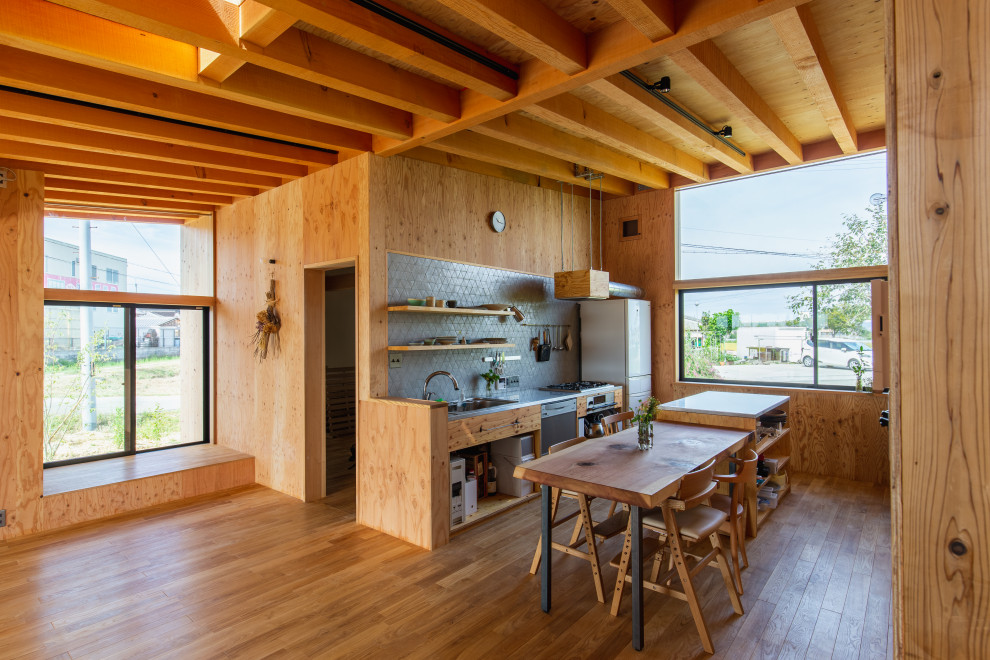 他の地域にあるインダストリアルスタイルのおしゃれなキッチン (オープンシェルフ、中間色木目調キャビネット、ステンレスカウンター、グレーのキッチンパネル、モザイクタイルのキッチンパネル、白い調理設備、無垢フローリング、茶色い床、グレーのキッチンカウンター、表し梁、板張り天井) の写真