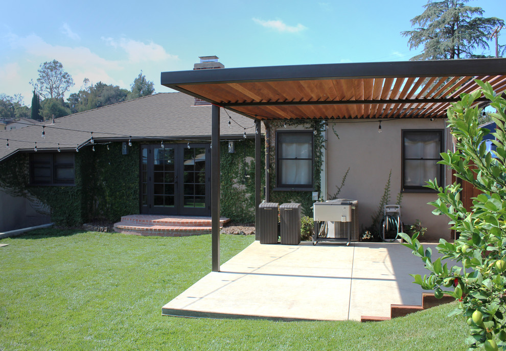 Inspiration for a mid-sized backyard full sun xeriscape for summer in Los Angeles with decking.