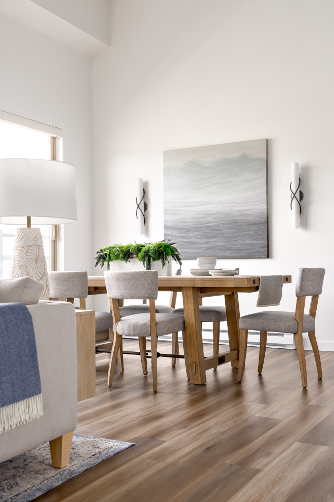 Esempio di una sala da pranzo stile marinaro di medie dimensioni con pareti bianche e pavimento marrone