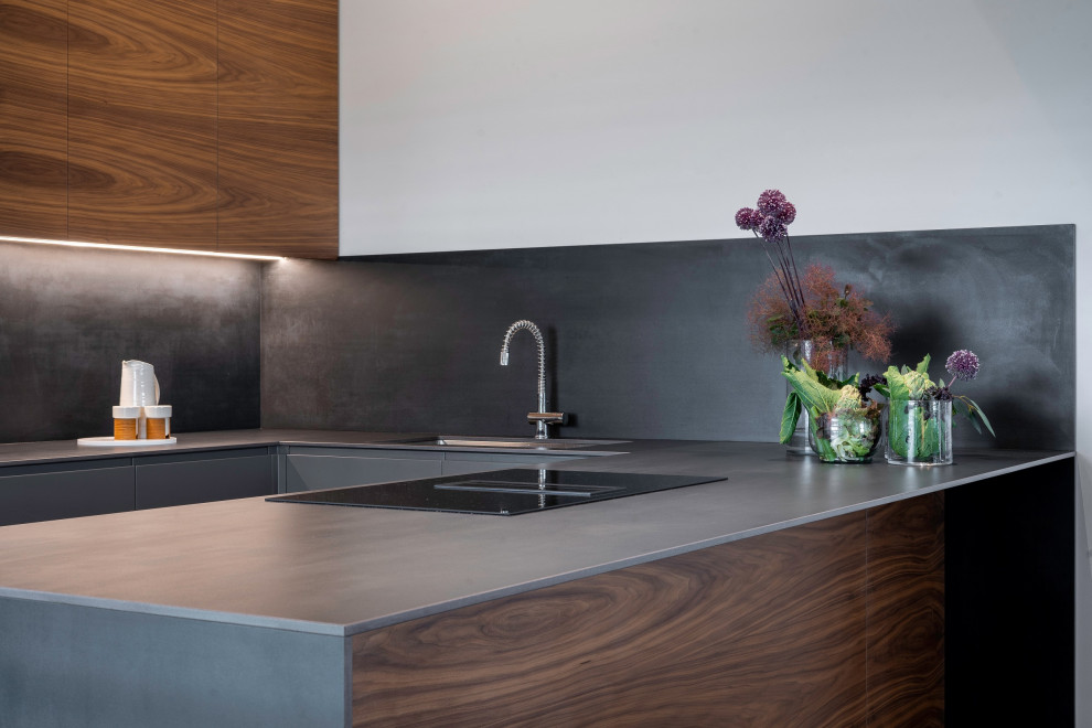 Idee per una cucina minimal con top in cemento, paraspruzzi nero, pavimento in cemento, pavimento grigio e top grigio