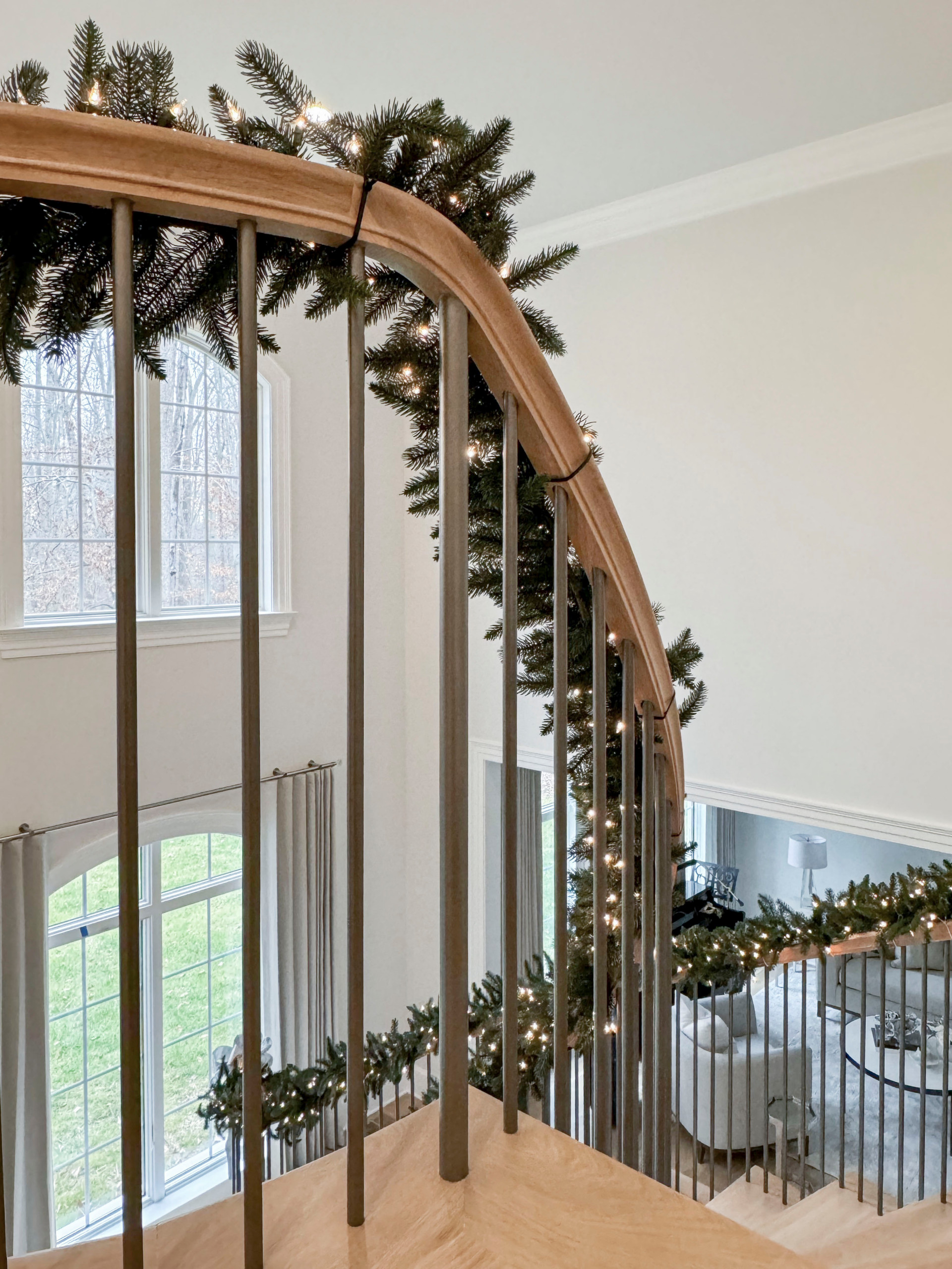 116_Elegant & Eye-catching Curved Staircase, Leesburg VA 20175