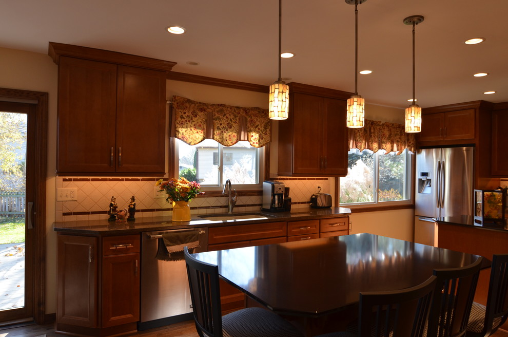 Example of a transitional kitchen design in Chicago