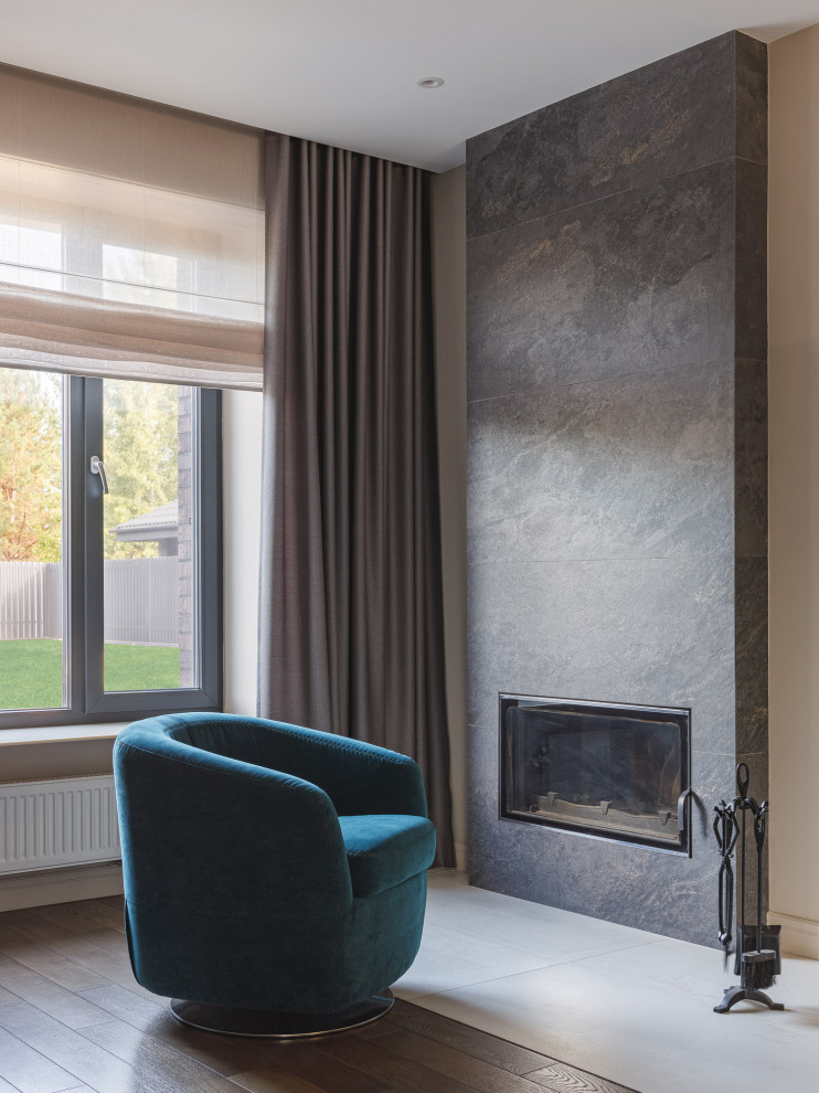 Кухня-гостиная с камином в коттедже Малая Царевщина