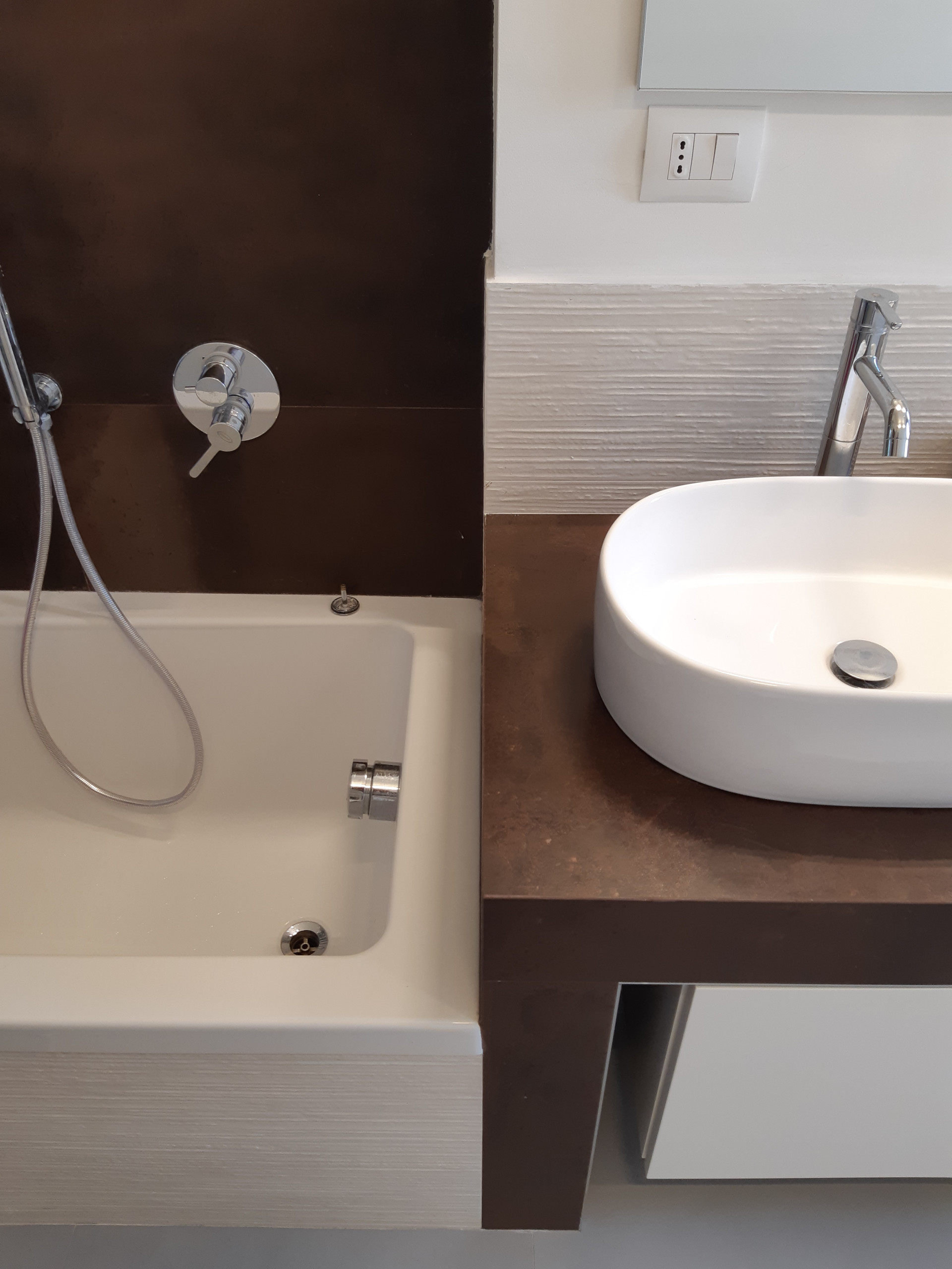 VIA PACINI | Bagno con vasca e lavabo doppio