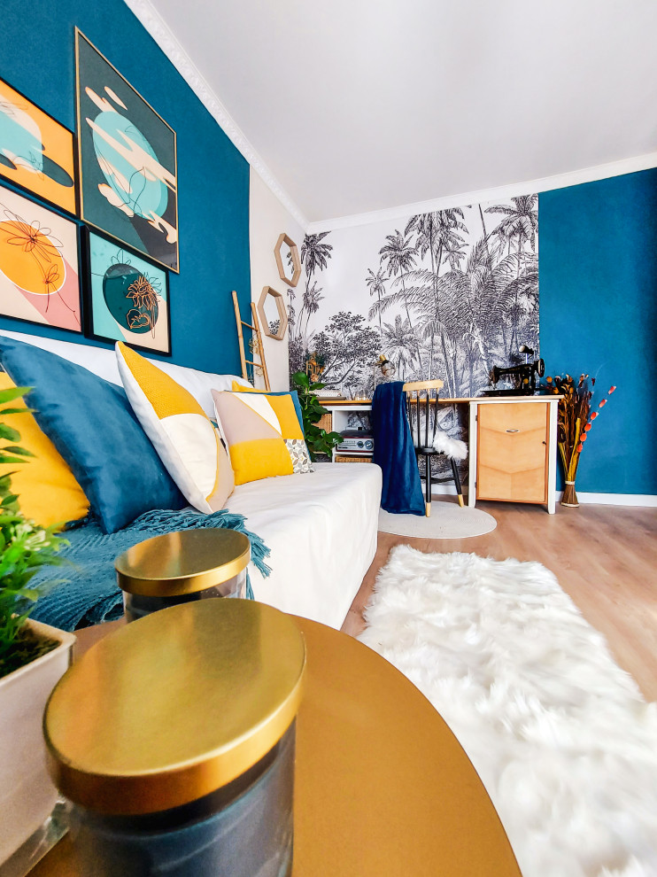 Bild på ett mellanstort funkis gästrum, med blå väggar, laminatgolv och beiget golv