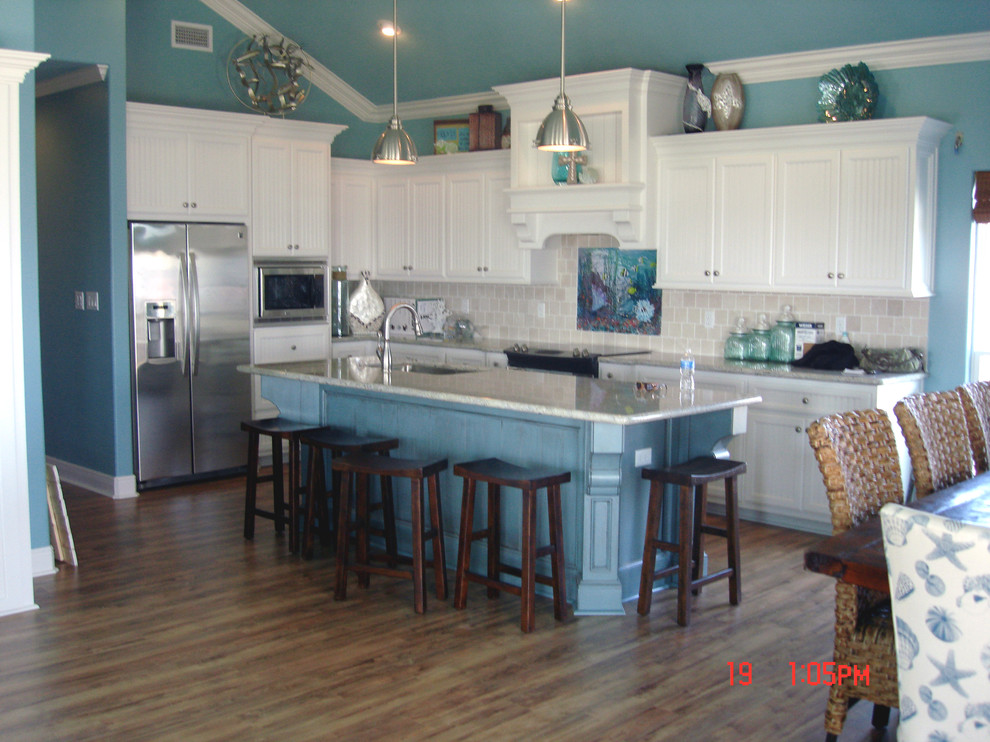 This is an example of a tropical kitchen in Houston.