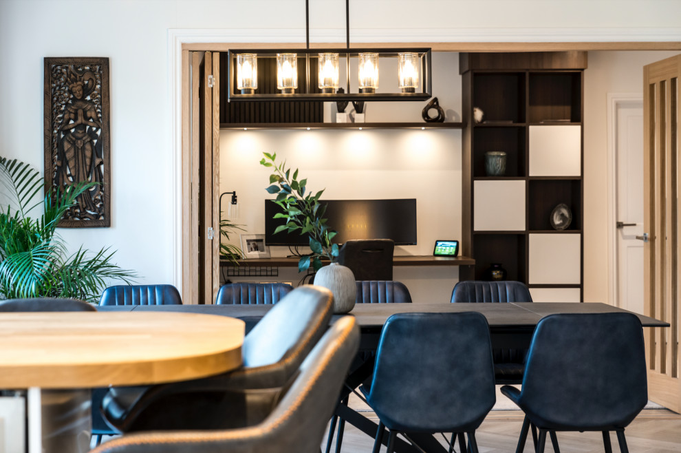 Aménagement d'une salle à manger contemporaine de taille moyenne avec un mur blanc, un sol en vinyl, un poêle à bois, un sol beige et du lambris.