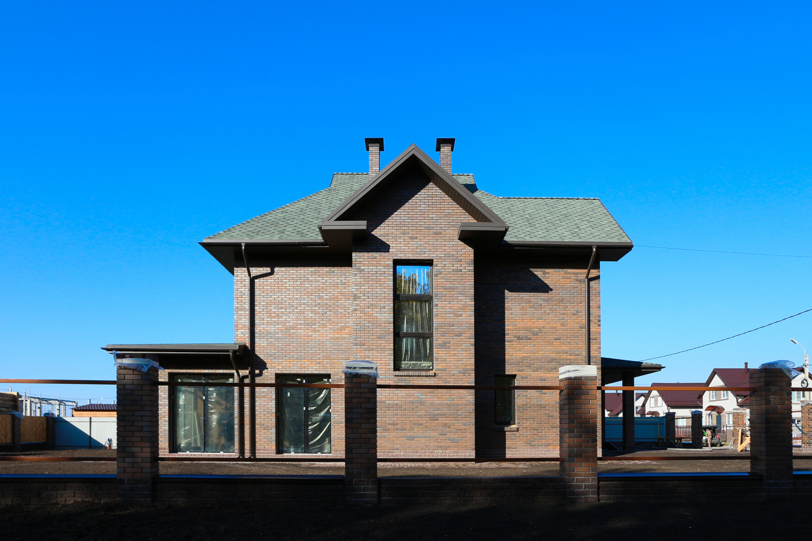 Двухэтажный кирпичный жилой дом с гаражом