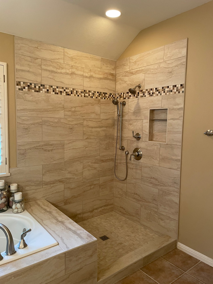 Свежая идея для дизайна: большая главная ванная комната в классическом стиле с фасадами с выступающей филенкой, белыми фасадами, накладной ванной, душем над ванной, разноцветной плиткой, керамогранитной плиткой, бежевыми стенами, полом из керамической плитки, врезной раковиной, столешницей из искусственного кварца, разноцветным полом, душем с распашными дверями, бежевой столешницей, нишей, тумбой под две раковины и встроенной тумбой - отличное фото интерьера