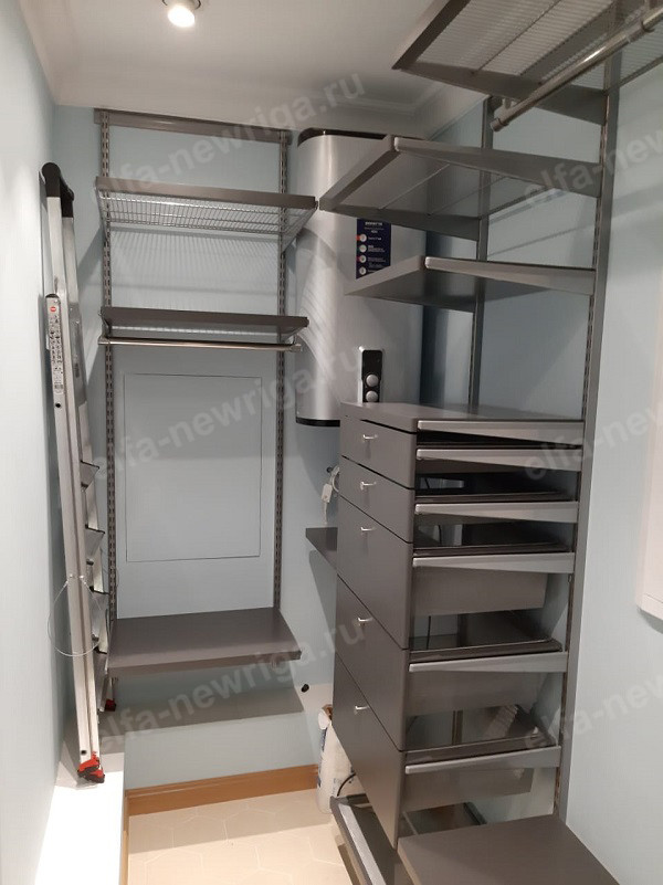 Средняя гардеробная Elfa в сером декоре с фасадными частями