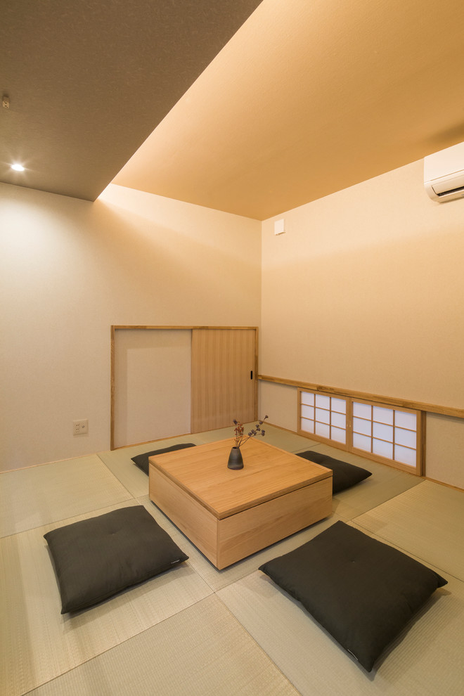 This is an example of an asian living room in Nagoya.