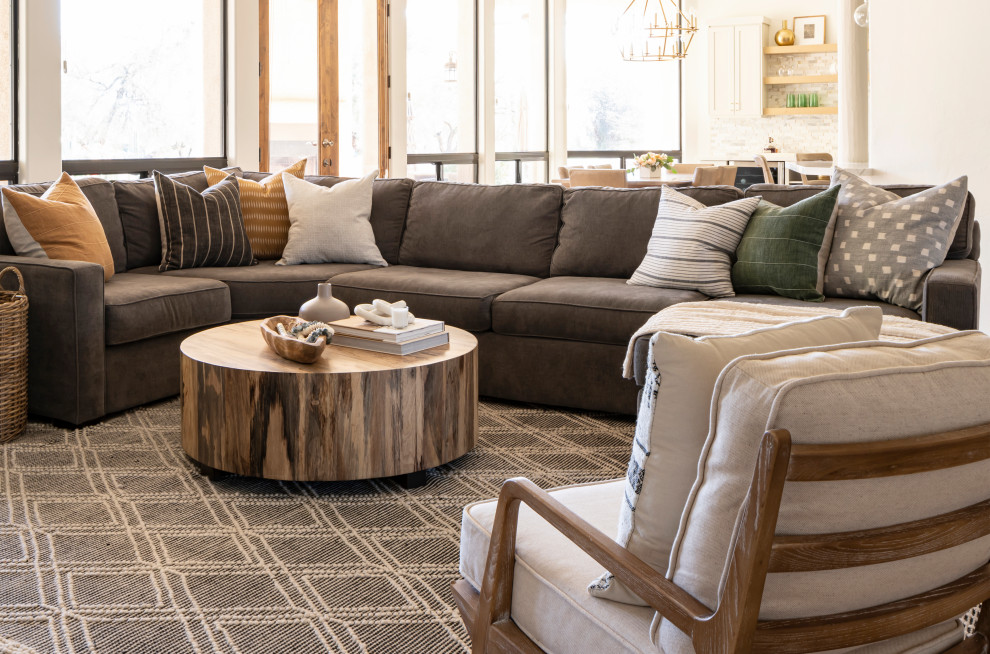 Imagen de sala de estar clásica renovada con suelo de madera clara, chimenea de esquina y marco de chimenea de baldosas y/o azulejos