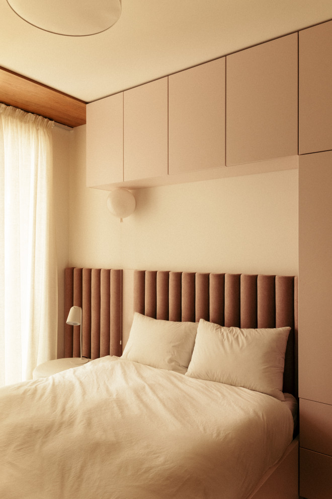 Mittelgroßes Modernes Gästezimmer ohne Kamin mit beiger Wandfarbe, hellem Holzboden und beigem Boden in Paris