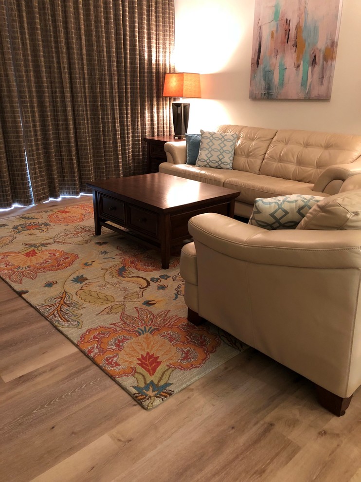 Mid-sized transitional home design photo