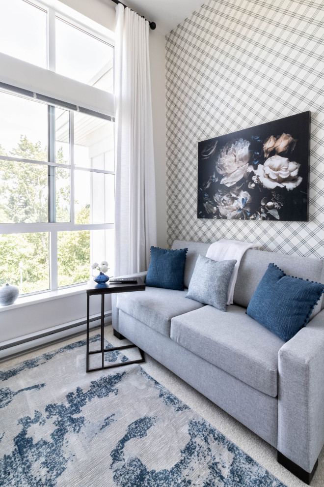 Modelo de salón para visitas abierto minimalista pequeño con paredes blancas, moqueta, televisor colgado en la pared, suelo beige y papel pintado