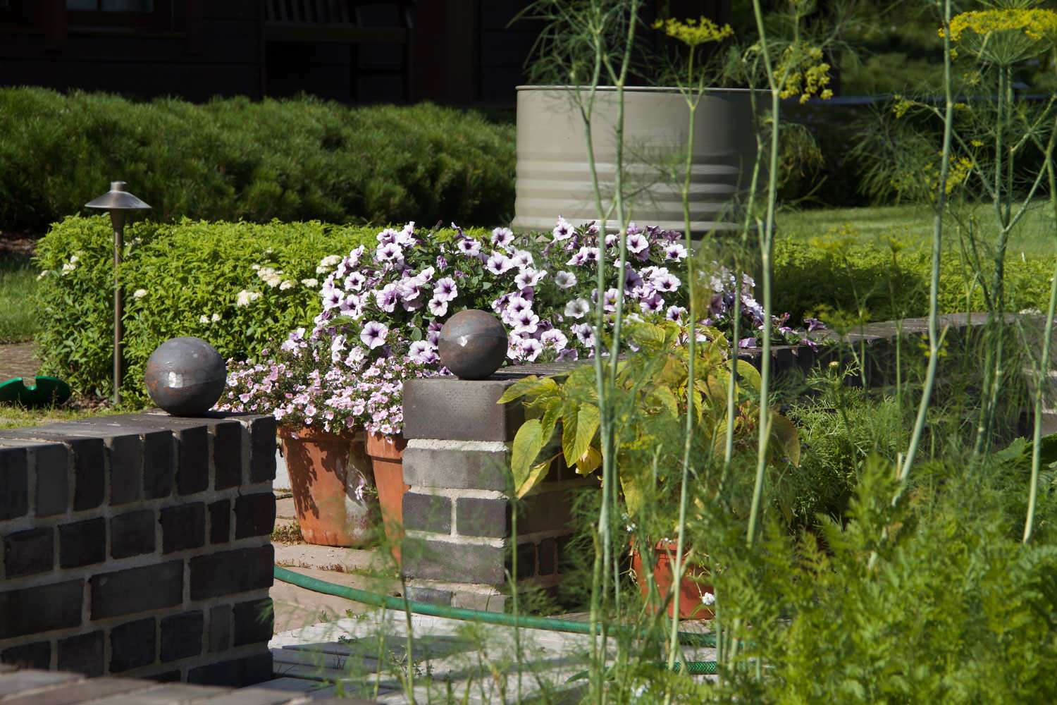 Большой дом на высоком берегу реки