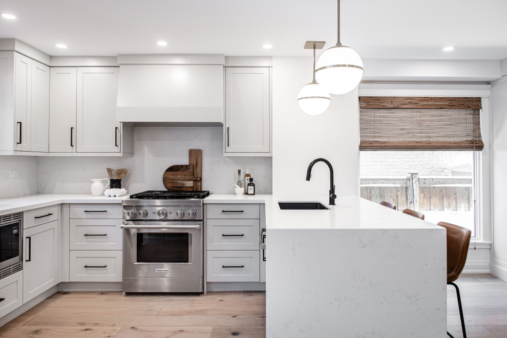 Kitchen - scandinavian kitchen idea in Toronto
