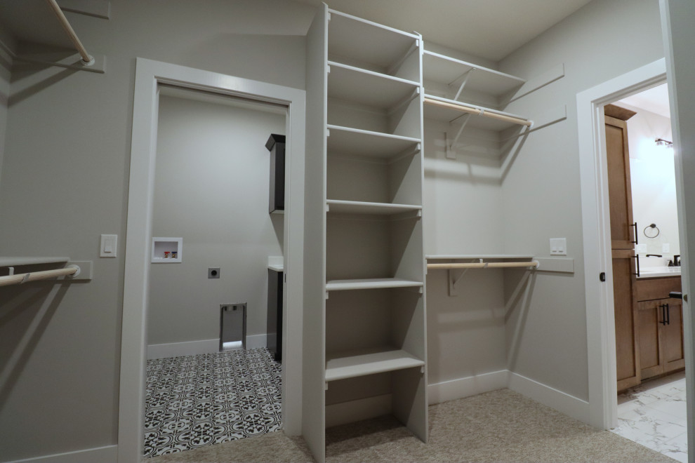 На фото: встроенный шкаф унисекс в стиле модернизм с ковровым покрытием с