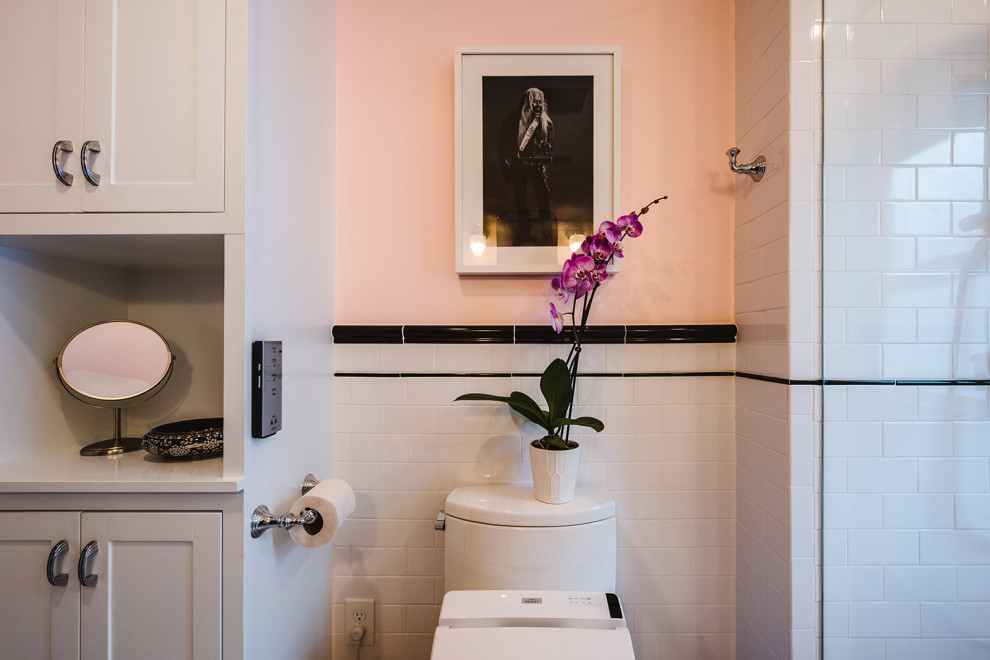 Exemple d'une petite salle de bain principale victorienne avec une douche ouverte, un bidet, un carrelage noir et blanc, un carrelage métro, un mur rose, un sol en carrelage de porcelaine, un lavabo de ferme, une cabine de douche à porte battante et un banc de douche.