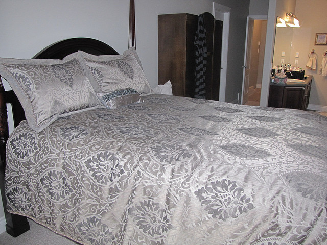Bedroom - transitional bedroom idea in Calgary