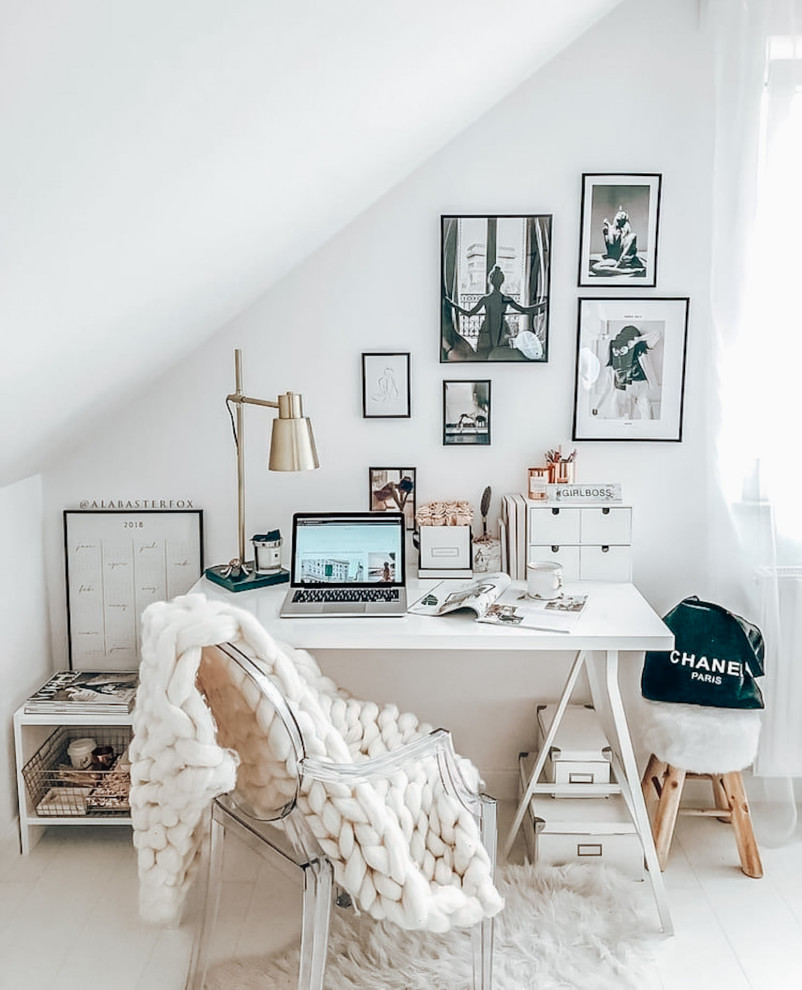 Idee per un piccolo atelier con pareti bianche, pavimento in legno verniciato, scrivania autoportante, pavimento bianco e soffitto a volta