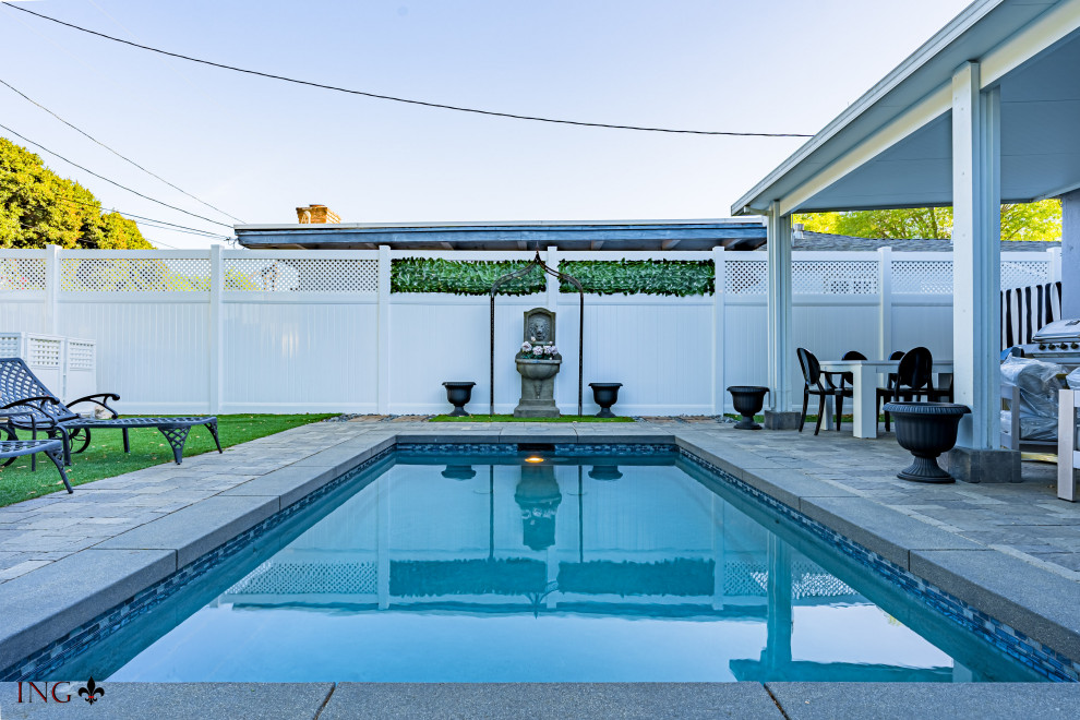Mittelgroßer Moderner Schwimmteich hinter dem Haus in rechteckiger Form mit Sichtschutz und Pflastersteinen in Los Angeles