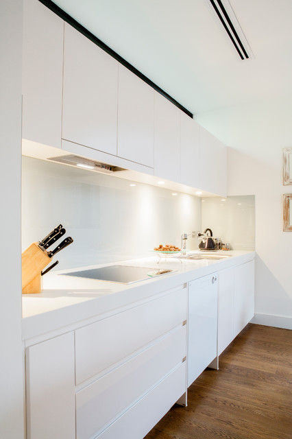 KEW RESIDENCE modern-kitchen