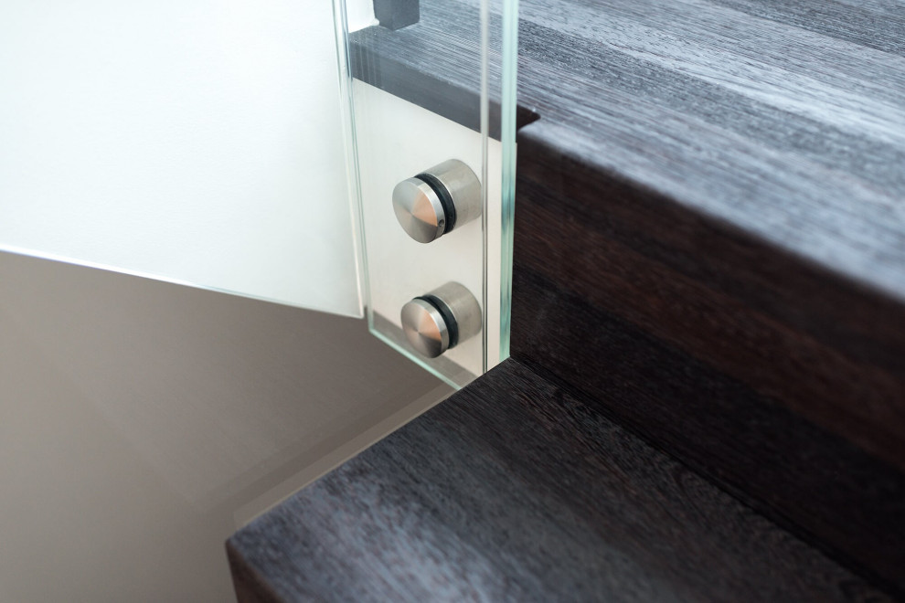 Лестница венге со стеклянной балюстрадой и деревянными перилами