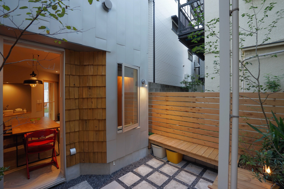 Idee per un piccolo patio o portico nordico in cortile con lastre di cemento e nessuna copertura