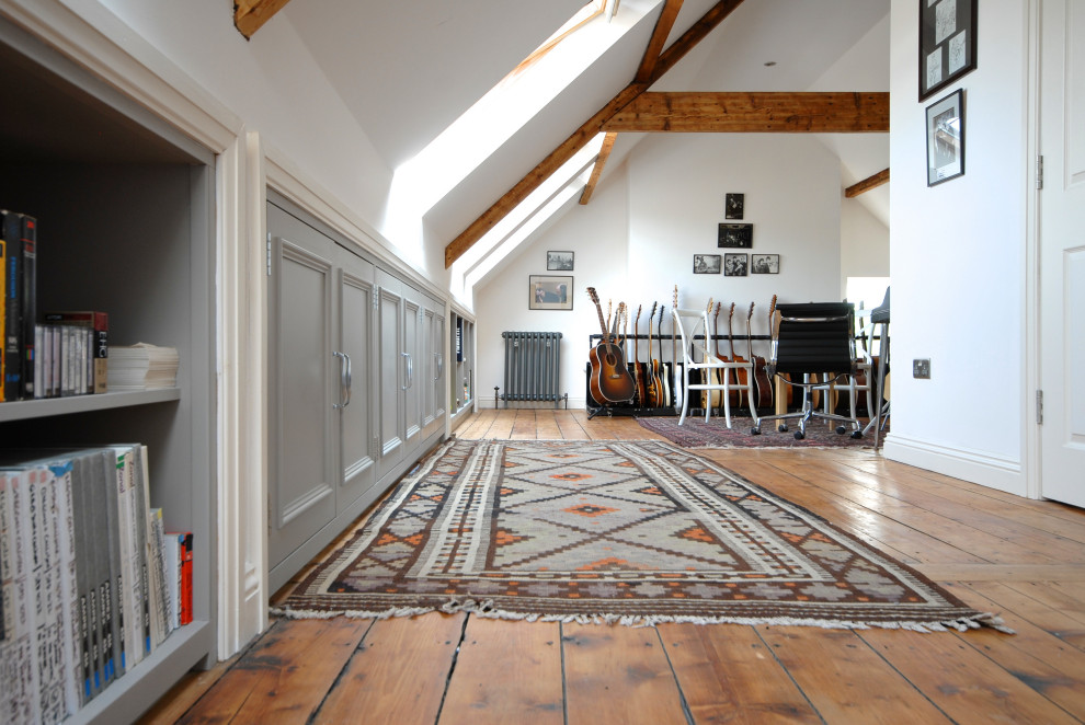 Стильный дизайн: большая домашняя мастерская в стиле фьюжн с серыми стенами, деревянным полом, отдельно стоящим рабочим столом и сводчатым потолком - последний тренд