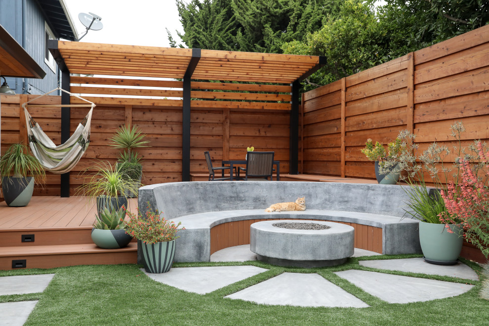 Diseño de patio actual de tamaño medio sin cubierta en patio trasero con adoquines de hormigón