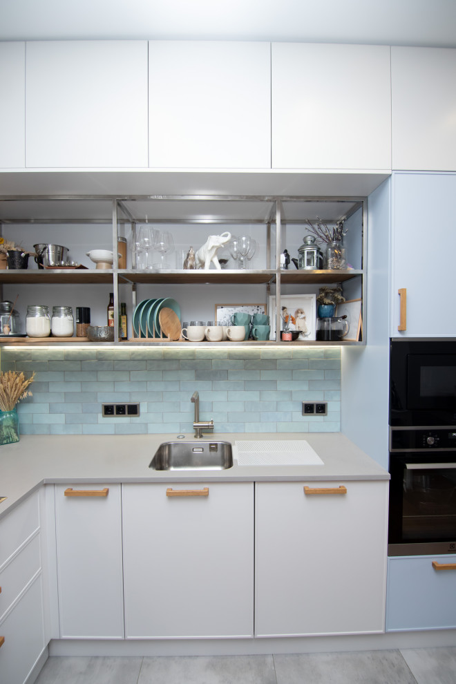 Светлая кухня в неоклассическом стиле