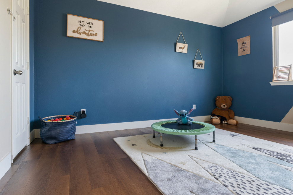 Inredning av ett amerikanskt mellanstort könsneutralt barnrum kombinerat med lekrum och för 4-10-åringar, med blå väggar, vinylgolv och brunt golv