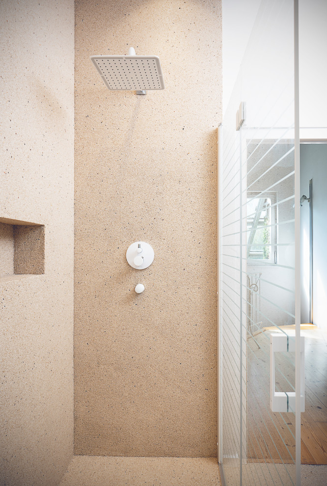 Exempel på ett mellanstort medelhavsstil badrum med dusch, med en öppen dusch, beige väggar, klinkergolv i småsten, beiget golv och med dusch som är öppen
