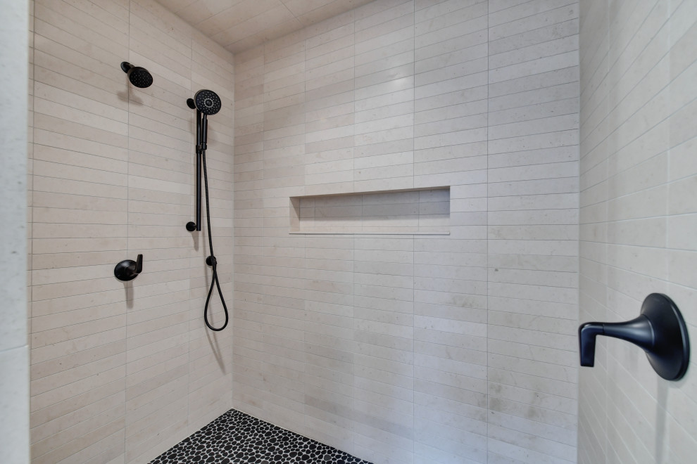 Ejemplo de cuarto de baño principal moderno grande con ducha abierta, baldosas y/o azulejos beige, paredes blancas, suelo de baldosas tipo guijarro y ducha con puerta con bisagras