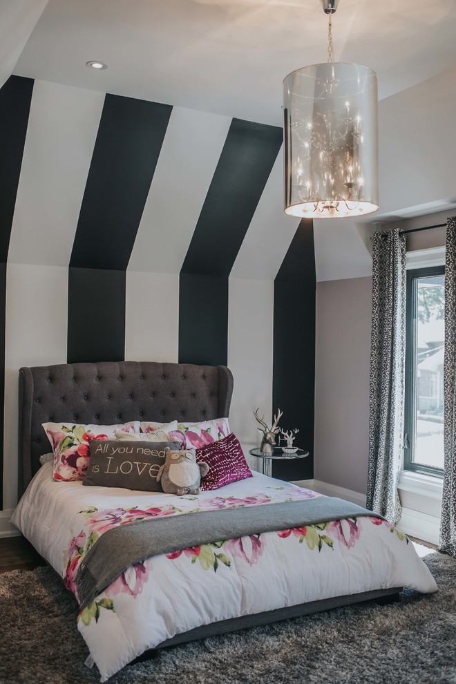 Example of a transitional home design design in Toronto