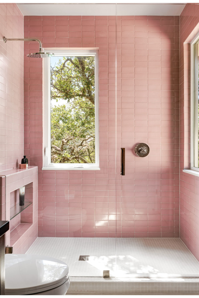 Idées déco pour une douche en alcôve classique de taille moyenne avec un carrelage rose, des carreaux de céramique, un mur rose, un sol blanc, une cabine de douche à porte battante et une niche.