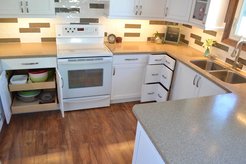 Inspiration for a mid-sized transitional kitchen remodel