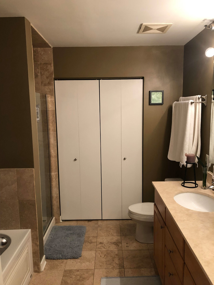 Example of a transitional home design design in Chicago
