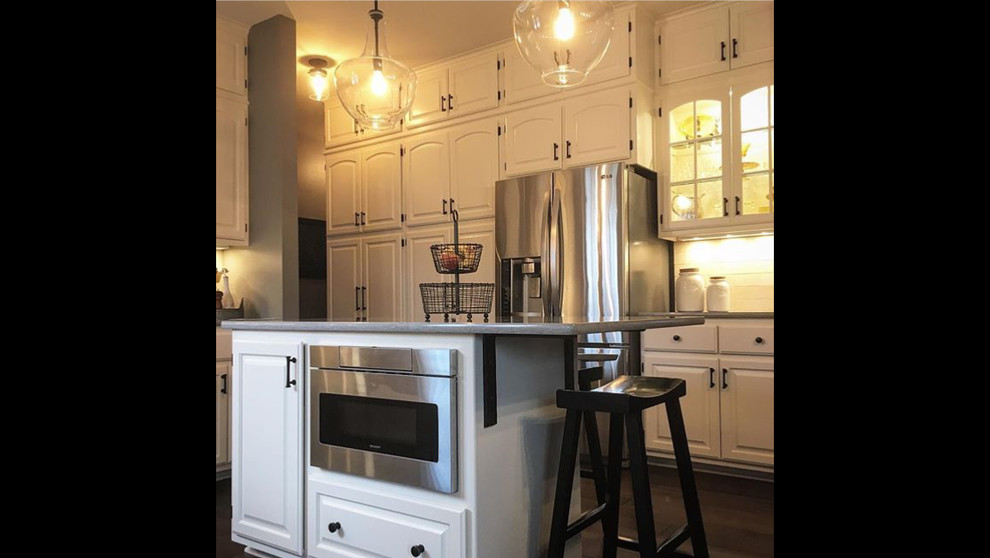 Inspiration for a transitional kitchen remodel in Milwaukee