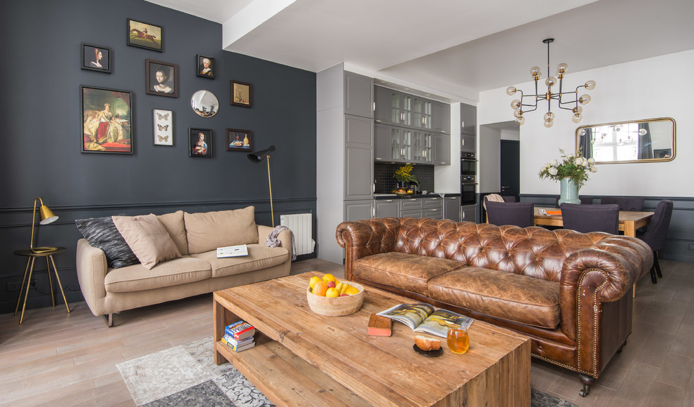 Idée de décoration pour un salon nordique ouvert avec un mur gris, un sol beige et éclairage.