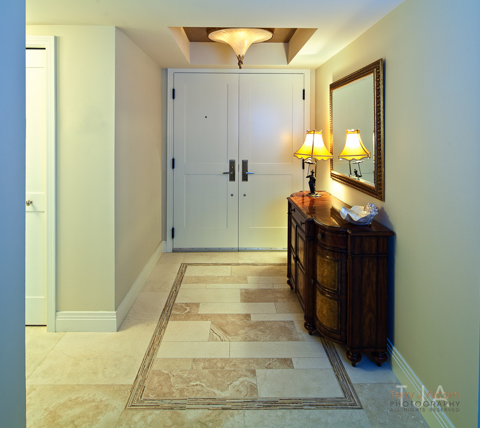 Photo of a transitional entryway in Tampa.